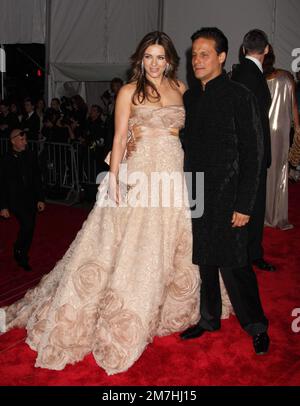 Elizabeth Hurley und ihr Ehemann Arun Nayar besuchen die Gala des Metropolitan Museum of Art's Annual Costume Institute und feiern am 4. Mai 2009 in New York City die Ausstellung „das Modell als Muse: Embodying Fashion“. Foto: Henry McGee/MediaPunch Stockfoto