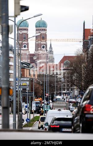 München, Deutschland. 09. Januar 2023. Die Autos fahren entlang der Marsstraße in Richtung Frauenkirche. Kredit: Matthias Balk/dpa/Alamy Live News Stockfoto