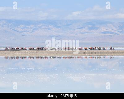 Peking, China. 1. Aug. 2022. Teilnehmer treten an der 6. Etappe des 21. Tour of Qinghai Lake 2022 Radrennen über 146km km von Chaka nach Dulan in der nordwestchinesischen Provinz Qinghai am 1. August 2022 an. Kredit: Zhang Long/Xinhua/Alamy Live News Stockfoto