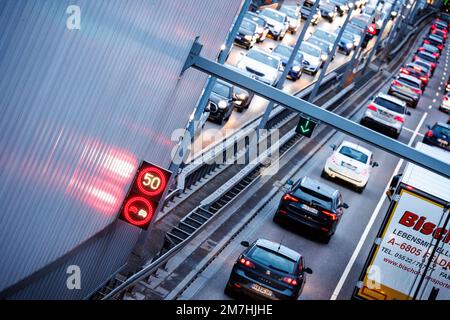 München, Deutschland. 09. Januar 2023. In der Hauptverkehrszeit drängt sich viel Verkehr in den Tunnel der Heckenstallerstraße auf dem Mittleren Ring B2R. Kredit: Matthias Balk/dpa/Alamy Live News Stockfoto