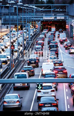 München, Deutschland. 09. Januar 2023. In der Hauptverkehrszeit drängt sich viel Verkehr in den Tunnel der Heckenstallerstraße auf dem Mittleren Ring B2R. Kredit: Matthias Balk/dpa/Alamy Live News Stockfoto