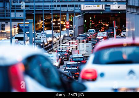 München, Deutschland. 09. Januar 2023. In der Hauptverkehrszeit drängt sich viel Verkehr in den Tunnel der Heckenstallerstraße auf dem Mittleren Ring B2R. Kredit: Matthias Balk/dpa/Alamy Live News Stockfoto