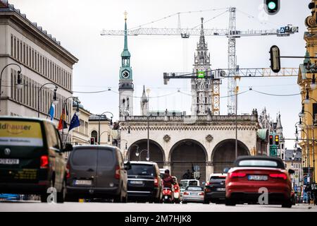 München, Deutschland. 09. Januar 2023. Die Autos fahren entlang der Ludwigstraße in Richtung Odeonsplatz mit der Feldherrnhalle. St. Die Peter's Church und das Rathaus sind im Hintergrund zu sehen. Kredit: Matthias Balk/dpa/Alamy Live News Stockfoto