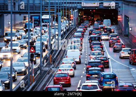 München, Deutschland. 09. Januar 2023. In der Hauptverkehrszeit drängt sich viel Verkehr in den Tunnel der Heckenstallerstraße auf dem Mittleren Ring B2R. Kredit: Matthias Balk/dpa/Alamy Live News Stockfoto