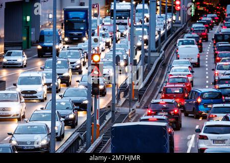 München, Deutschland. 09. Januar 2023. In der Hauptverkehrszeit drängt sich viel Verkehr in den Tunnel der Heckenstallerstraße auf dem Mittleren Ring B2R. Kredit: Matthias Balk/dpa/Alamy Live News Stockfoto