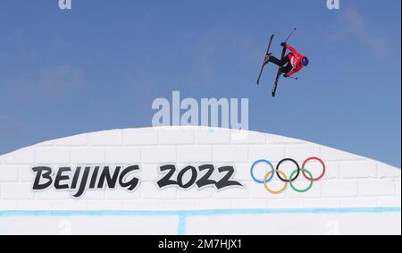 Peking, Chinas Provinz Hebei. 14. Februar 2022. GU ailing of China tritt während der Freeski-Slopestyle-Qualifikation der Frauen bei den Olympischen Winterspielen 2022 in Peking in Zhangjiakou, Nordchina Provinz Hebei, am 14. Februar 2022 an. Kredit: Wu Zhuang/Xinhua/Alamy Live News Stockfoto