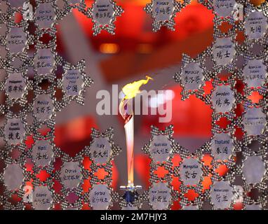 Peking, China. 4. Februar 2022. Die olympische Flamme ist vom Nationalstadion in Peking, der Hauptstadt von China, am 4. Februar 2022 zu sehen. Kredit: Cheng Tingting/Xinhua/Alamy Live News Stockfoto