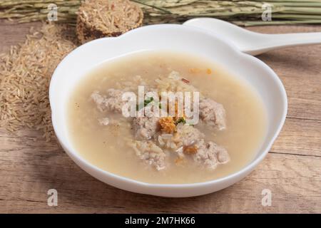 Jasmin brauner Reismehl mit Schweinefleisch auf Holzhintergrund. Gesundes Essen Kopierraum Stockfoto