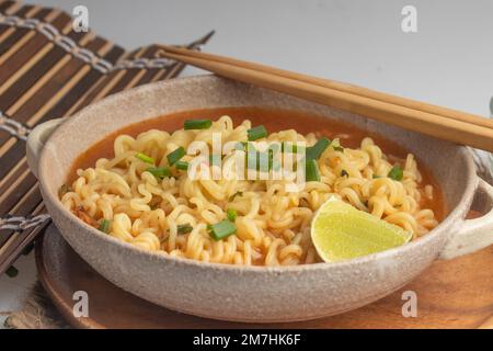 Scharfe koreanische Instantnudeln in einer Tasse Stockfoto
