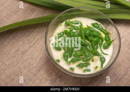 LOD Chong grüne Pandanblätter in Kokosmilch. Thailändisches Dessert. Stockfoto