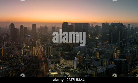 Luftaufnahme des Morgenlichts und der Lichter von den Gebäuden im Zentrum von Osaka Stockfoto