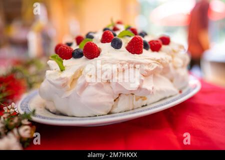 weihnachten, großer pavlova im Sommer in australien Stockfoto