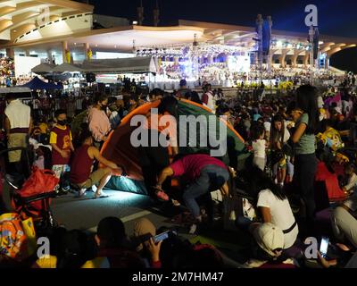 Manila, Philippinen. 08. Januar 2023. Etwa 370.000 katholische Anhänger nahmen an einem Fest des Schwarzen Nazarenen auf den Manila Philippinen Teil. (Foto von Sherbien Dacalanio/Pacific Press) Kredit: Pacific Press Media Production Corp./Alamy Live News Stockfoto