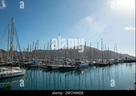 Cartagena, Spanien : 2022. November 23 : Jachthafen in der Touristenstadt Cartagena mit festgefahrenen Booten im Herbst 2022. Stockfoto