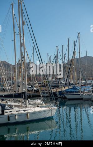 Cartagena, Spanien : 2022. November 23 : Jachthafen in der Touristenstadt Cartagena mit festgefahrenen Booten im Herbst 2022. Stockfoto