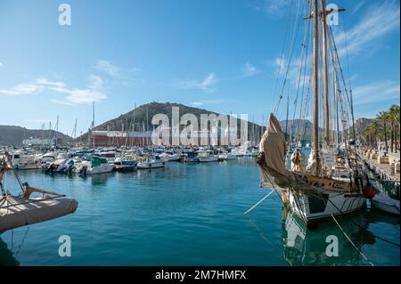 Cartagena, Spanien : 2022. November 23 : Jachthafen in der Touristenstadt Cartagena mit festgefahrenen Booten im Herbst 2022. Stockfoto