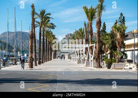 Cartagena, Spanien : 2022. November 23 : Jachthafen in der Touristenstadt Cartagena mit festgefahrenen Booten im Herbst 2022. Stockfoto