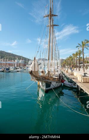 Cartagena, Spanien : 2022. November 23 : Jachthafen in der Touristenstadt Cartagena mit festgefahrenen Booten im Herbst 2022. Stockfoto