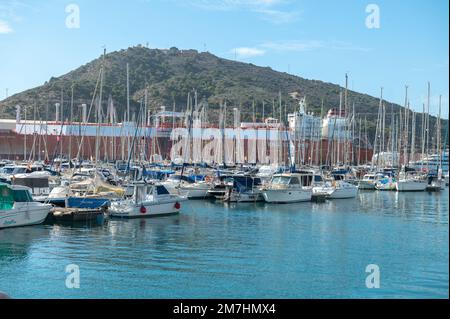 Cartagena, Spanien : 2022. November 23 : Jachthafen in der Touristenstadt Cartagena mit festgefahrenen Booten im Herbst 2022. Stockfoto