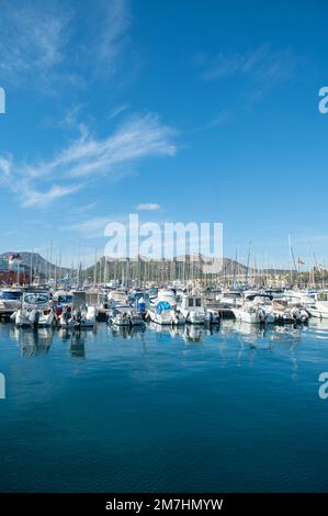 Cartagena, Spanien : 2022. November 23 : Jachthafen in der Touristenstadt Cartagena mit festgefahrenen Booten im Herbst 2022. Stockfoto