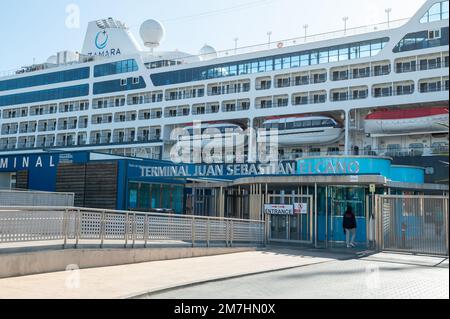 Cartagena, Spanien : 2022. November 23 : Jachthafen in der Touristenstadt Cartagena mit festgefahrenen Booten im Herbst 2022. Stockfoto