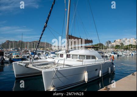 Cartagena, Spanien : 2022. November 23 : Jachthafen in der Touristenstadt Cartagena mit festgefahrenen Booten im Herbst 2022. Stockfoto