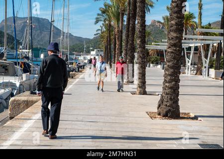 Cartagena, Spanien : 2022. November 23 : Jachthafen in der Touristenstadt Cartagena mit festgefahrenen Booten im Herbst 2022. Stockfoto