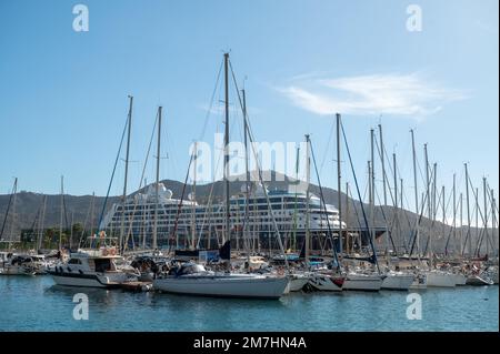 Cartagena, Spanien : 2022. November 23 : Jachthafen in der Touristenstadt Cartagena mit festgefahrenen Booten im Herbst 2022. Stockfoto