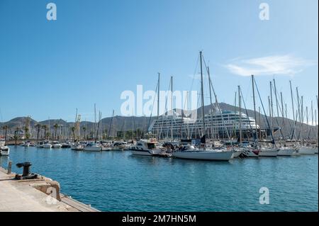 Cartagena, Spanien : 2022. November 23 : Jachthafen in der Touristenstadt Cartagena mit festgefahrenen Booten im Herbst 2022. Stockfoto