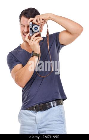 Sagen Sie Cheese. Studio-Porträt eines gutaussehenden jungen Mannes mit einer Retro-Kamera isoliert auf Weiß. Stockfoto