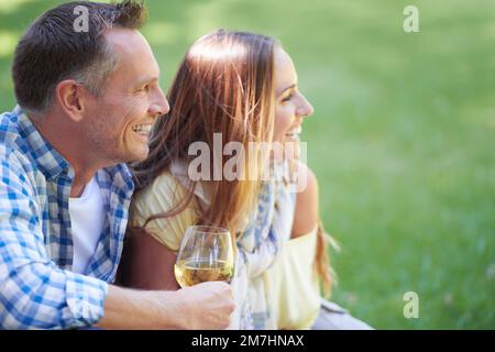 Ein romantisches Picknick im Freien. Ein verheiratetes Paar, das ein Picknick im Freien genießt. Stockfoto