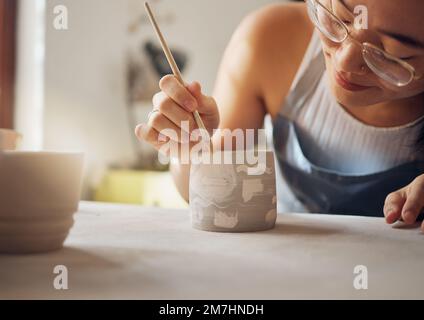 Frau, Töpferstudio und Malerei-Werkstatt für Skulpturenprodukte, kreative Fertigung und Design-Startup. Maler-, Keramik- und Pinselverfahren Stockfoto