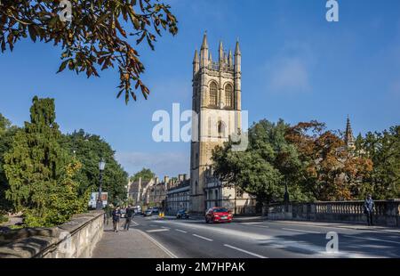 Magdalen Collage Tower von der Magdalen Bridge über den Fluss Cherwell, Oxford, Oxforshire, Südostengland aus gesehen Stockfoto