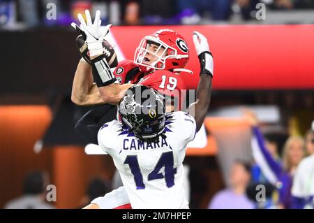 Inglewood, Usa. 09. Januar 2023. Brock Bowers #19 der Georgia Bulldogs erzielt einen 22 Yard Touchdown im dritten Quartal gegen Abraham Camara #14 der TCU Horned Frogs bei der NCAA College Football National Championship 2023 zwischen Georgia und TCU im SoFi Stadium in Inglewood, Kalifornien, am Montag, den 9. Januar 2023. Georgia hat TCU 65-7 besiegt. Foto: Mike Goulding/UPI Credit: UPI/Alamy Live News Stockfoto