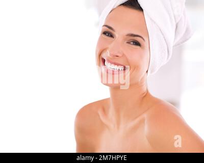 Sie liebt ihre Haut. Porträt einer schönen Frau, die glücklich aussieht, während ihrer Schönheitsroutine. Stockfoto