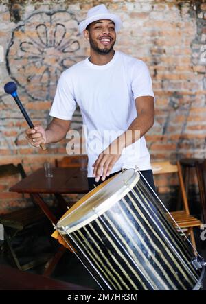 Er spielt mit dem brasilianischen Beat. Eine Band spielt ihre Schlaginstrumente in brasilianischem Setting. Stockfoto