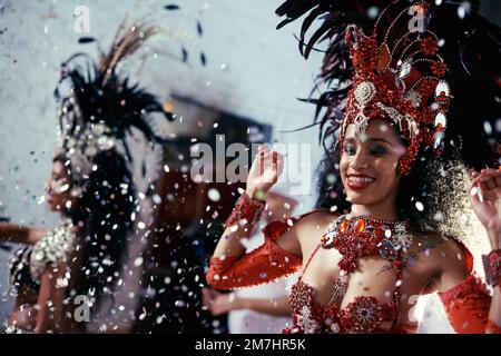 Heilsame Samba-Königinnen. Zwei wunderschöne Samba-Tänzer treten auf einem Karneval auf. Stockfoto