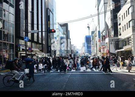 Die schicke Omotesandō Avenue ist mit eleganten Designerläden und angesagten Cafés gesäumt. Tokio, Japan. Stockfoto