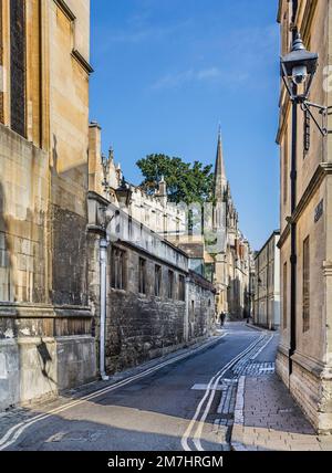Blick auf die schmale historische Magpie Lane im Zentrum von Oxford, die hinter dem Oriel College in Richtung Universitätskirche auf der High Street, Oxfordshire, S verläuft Stockfoto