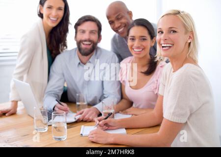 Teamarbeit. Lächelnde Geschäftsleute in einem Geschäftstreffen. Stockfoto