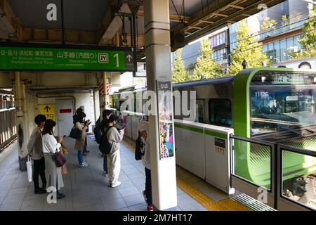 Japanische Passagiere warten auf die JR Yamanote-Linie in Tokio, Japan. Stockfoto