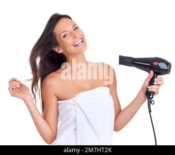 Die Haarfee. Studioporträt einer attraktiven Frau mit Föhn. Stockfoto