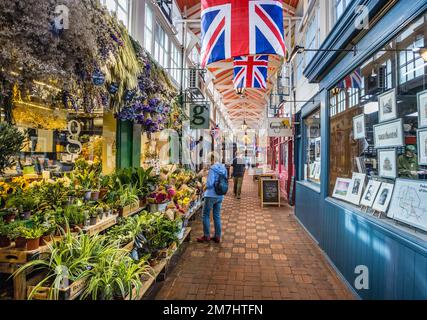 Covered Market Oxford, historischer Markt mit permanenten Verkaufsständen und Geschäften in einer großen überdachten Struktur im Zentrum von Oxford, Oxfordshire, Südostengland Stockfoto