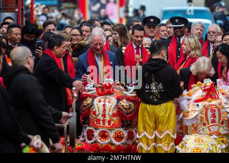 Peking, China. 10. Januar 2023. Dann feiern der britische Prinz Charles (Mitte, blau) und seine Frau Camilla (2. R, Vorderseite) am 1. Februar 2022 in Chinatown in London das chinesische Neujahr des Tigers. Kredit: Xinhua/Alamy Live News Stockfoto