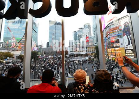 Shibuya Crossing ist die geschäftigste Fußgängerüberquerung der Welt. Shibuya, Tokio, Japan. Stockfoto