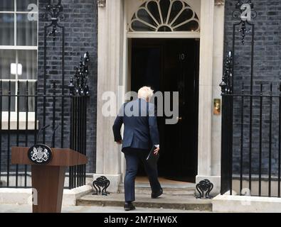 Peking, Juli 7. 7. Juli 2022. Der britische Premierminister Boris Johnson kehrt nach seiner Erklärung in London, Großbritannien, am 7. Juli 2022 in die Downing Street 10 zurück. Boris Johnson trat als britischer Premierminister und Führer der Konservativen Partei in einer Erklärung vor dem Land am 7. Juli 2022 zurück. Kredit: Li Ying/Xinhua/Alamy Live News Stockfoto