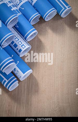 Sortiment an blauen Blueprint-Rollen auf Holzbrett. Stockfoto