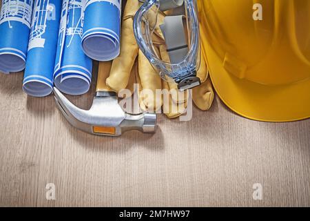 Sortiment an Bauwerkzeugen auf Holzplatte, Draufsicht. Stockfoto