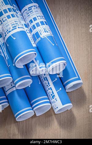 Baukonzept blaue Bauplanrollen auf Holzbrettern. Stockfoto
