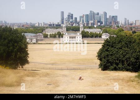 Peking, Großbritannien. 18. Juli 2022. Ein Mann sitzt am 18. Juli 2022 im Greenwich Park in London, Großbritannien. Im Juli verzeichnete das Vereinigte Königreich seine bisher höchste Temperatur. Kredit: Tim Ireland/Xinhua/Alamy Live News Stockfoto